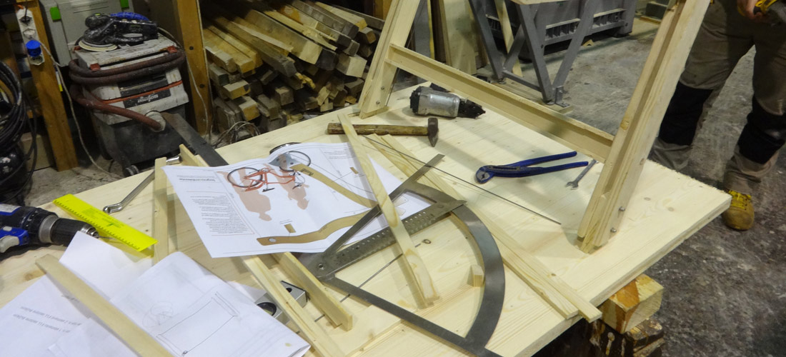 Studio di una struttura in legno e metallo per il deposito e la ricarica di biciclette elettriche
