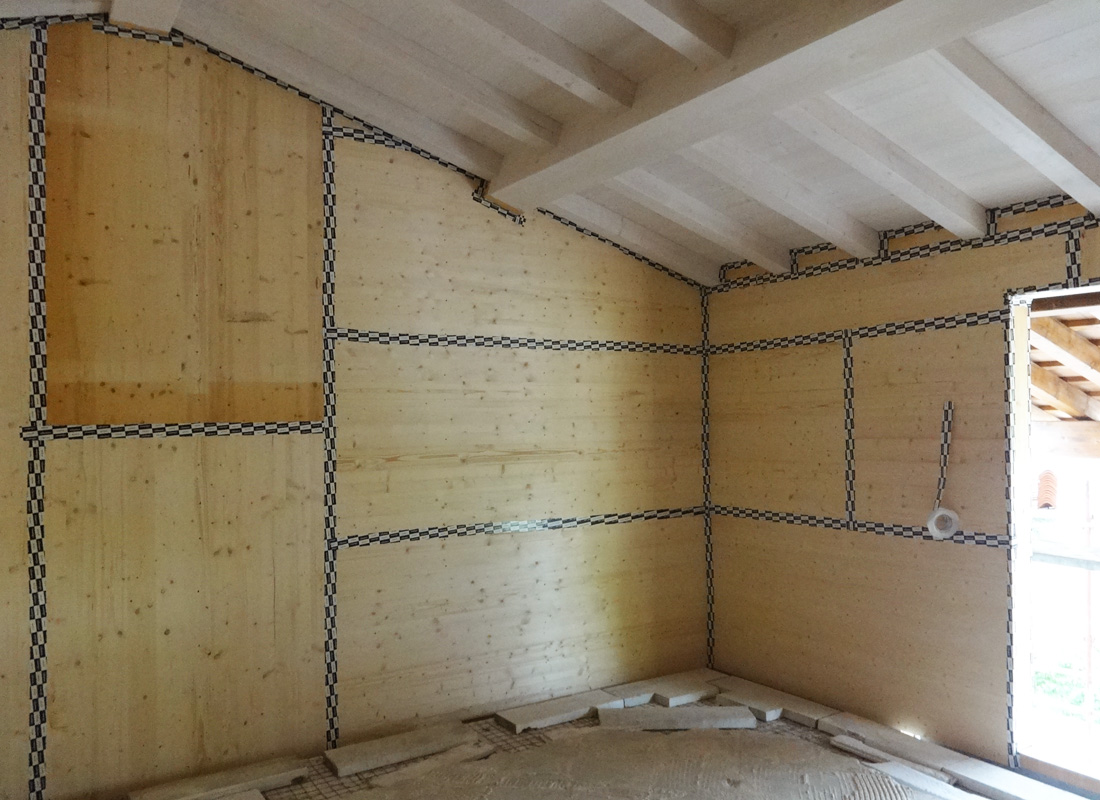 Fornitura e posa di copertura e pareti a telaio di un ampliamento residenziale a Tribano (PD)
